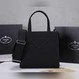 回貨托特包1BG382這款三角形徽标煥新重釋，演繹富于現代氣息的大號壓花設計，