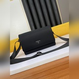 PRADA中古世紀簡約款才能經久流傳吧!Prada這隻尼龍乍一看非常簡單，但上