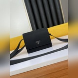 PRADA中古世紀簡約款才能經久流傳吧!Prada這隻尼龍乍一看非常簡單，但上