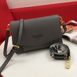 普拉達翻蓋單肩斜挎包，型號2103，配置兩條肩帶，2023夏季新款時尚女包單肩包