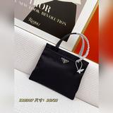 PRADA 手提帆布包 将經典與時尚完美的融合。始終堅持給女人更多的時尚，更多精