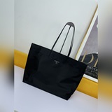 【頂級原單】新款托特包1BG107這款中號托特包采用創新的再生尼龍面料打造，設計