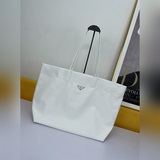 【頂級原單】新款托特包1BG107這款中號托特包采用創新的再生尼龍面料打造，設計