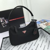 (原單品質配專櫃禮盒）升級闆月亮形中古包，采用進口原廠降落傘布料，輕便又實用的H