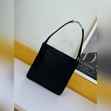 新款 PRADA 中古包 實物超漂亮的 進口尼龍材質，潮人必備 複古風格 中古款