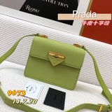 【原版高品質】P家專櫃最新款女生斜挎包到貨。這款簡約的單肩包選材Saffiano