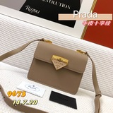 【原版高品質】P家專櫃最新款女生斜挎包到貨。這款簡約的單肩包選材Saffiano