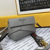 新款Prada 2023醉心時尚款#專櫃爆款出貨Saffiano皮革和小牛皮，鍍