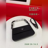 Prada新品腋下包長長的很有特點！腋下背很好看！不挑衣服 尺寸26*1