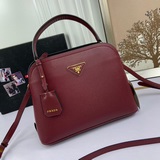 專櫃高品質新款女包66181這款Matinee手袋采用進口Saffiano皮制革