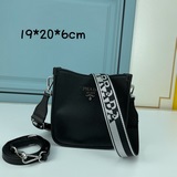 prad*新品粗肩帶斜挎tote包極簡的包身搭配經典三角logo，高級時髦粗肩