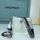 prad*新品粗肩帶斜挎tote包極簡的包身搭配經典三角logo，高級時髦粗肩