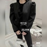 P家（迷你款）專櫃最新款女士腋下包1BC155到貨啦這款迷你手袋采用亮面皮革打造