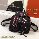 普拉達官網爆女款雙肩背包，手工細節都杠杠滴，輕盈的原版防水布料一直受到很多人追捧