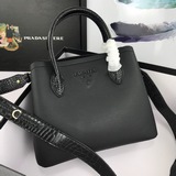P。新款Prada手提包配肩帶款號：2035，采用進口荔枝紋牛皮配鳄魚紋制做，原
