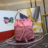 【原版高品質】 經典款1BH038新色到貨了。采用進口尼龍布料，頂級五級，手提/