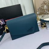 官網勁爆翻蓋新款 普拉達/PRADA-翻蓋銷量冠軍款，型號2105，配置兩條肩帶