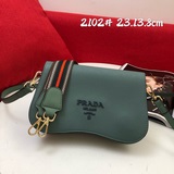 新款Prada 2023醉心時尚款#專櫃爆款出貨Saffiano皮革和小牛皮，鍍