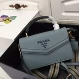 prada 款號2095 雙肩帶 “意大利制造”設計精湛[偷笑]打造沉穩架勢，