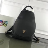 P家雙肩包 新款 型號：2649#牛皮女包 獨特的風格，閃亮的五金配飾，輕易凹出