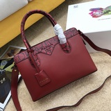 官網勁爆新款  火遍全球 2023開年新款普拉達《PRADA》   款號：500
