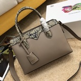 官網勁爆新款  火遍全球 2023開年新款普拉達《PRADA》   款號：500