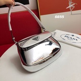 全皮中古腋下包小複古又Chic的中古包 P家很經典的系列 時尚圈已經炸了！ 标志