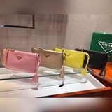 Prada.專櫃最新采用進口高光十字紋牛皮，頂級五金。設計非常棒，配有鐵琏和皮長