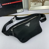 七夕限量腰包/胸包2VL033這款腰包設計不僅實用還增強了整體設計感  ，讓身材