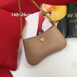 原廠定制皮料PRADA 推出全新 2023春夏系列 Hobo手袋 精選小牛皮打造