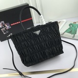 nylon 皺褶購物袋1BG321原單貨2023新推出的新購物袋結合了經典皺褶