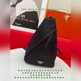新款胸包2VZ0922023秋冬男女士新款手袋主張時尚簡約的線條感。包身風格介