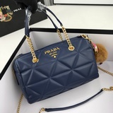 prada 款號9003 配公仔 “意大利制造”設計精湛[偷笑]打造沉穩架勢，