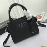 p家2023專櫃最新款女士1ba269到貨saffiano皮革材質皮革雙提手+