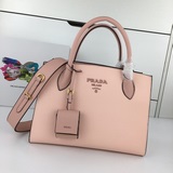 -Prada Ribbon，2895#設計師 Miuccia 表明要回歸基本：「