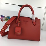 -Prada Ribbon，2895#設計師 Miuccia 表明要回歸基本：「