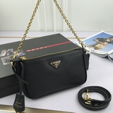 Prada.專櫃最新采用進口高光十字紋牛皮，頂級五金。設計非常棒，配有鐵琏和皮長