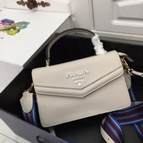 prada 款號2095 雙肩帶 “意大利制造”設計精湛[偷笑]打造沉穩架勢，