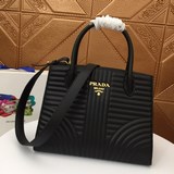 P。新款Prada 型號165#專櫃爆款出貨Saffiano皮革和小牛皮 皮革雙