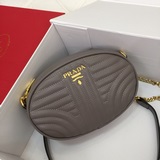 Prada 專櫃最新款091#。采用進口頂級牛皮，搭配原版五金經典版型，讓人耳