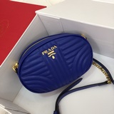 Prada 專櫃最新款091，采用進口頂級牛皮，搭配原版五金經典版型，讓人耳目
