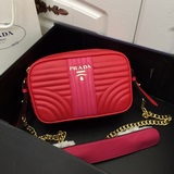 Prada 新款終于出貨啦！專櫃最新款采用進口頂級牛皮，搭配原版五金經典版型，讓