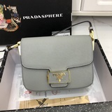 P家2023最新款ensemble saffiano肩背包上市，這款精美的Saf