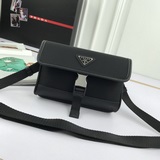 P*ada20最火手機包 ！橫版更是爆炸帥氣。背後有穿皮帶扣的設計可解鎖。多背法