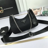 Prada新款nylon Hobo手拎/腋下包網紅姐妹團瘋狂種草而風靡時尚圈的