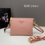 新款首發普拉達《PRADA》雙肩帶 “意大利制造”設計精湛[偷笑]打造沉穩架勢，