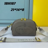 專櫃高品質頭層自然摔新款Prada.2023爆款Brique相機包來襲 頭層牛皮