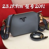 型號2091# 普拉達斜挎包，兩條肩帶。除了帶着俏皮的顔色之外，，露出的标志性的