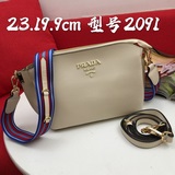 型號2091# 普拉達斜挎包，兩條肩帶。除了帶着俏皮的顔色之外，，露出的标志性的