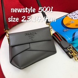 新款Prada 2023醉心時尚款#專櫃爆款出貨Saffiano皮革和小牛皮，鍍